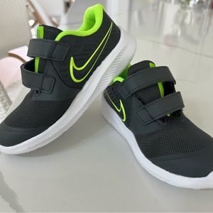 Boys Nike Star Runner Sneakers 10C ( Brand New)